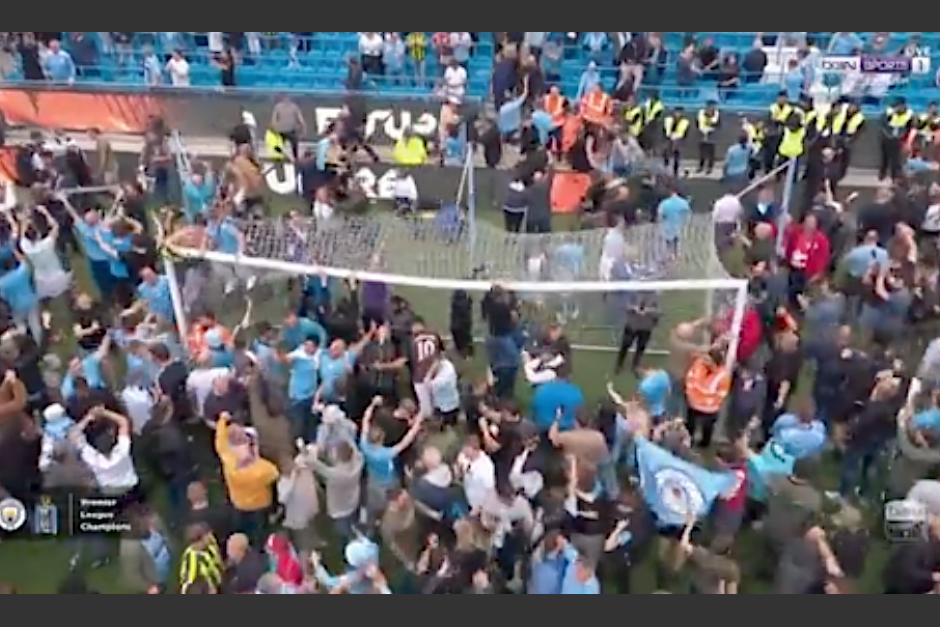 Los hinchas invadieron el lugar y no permiten que se desarrolle la premiación. (Foto: captura de pantalla)
