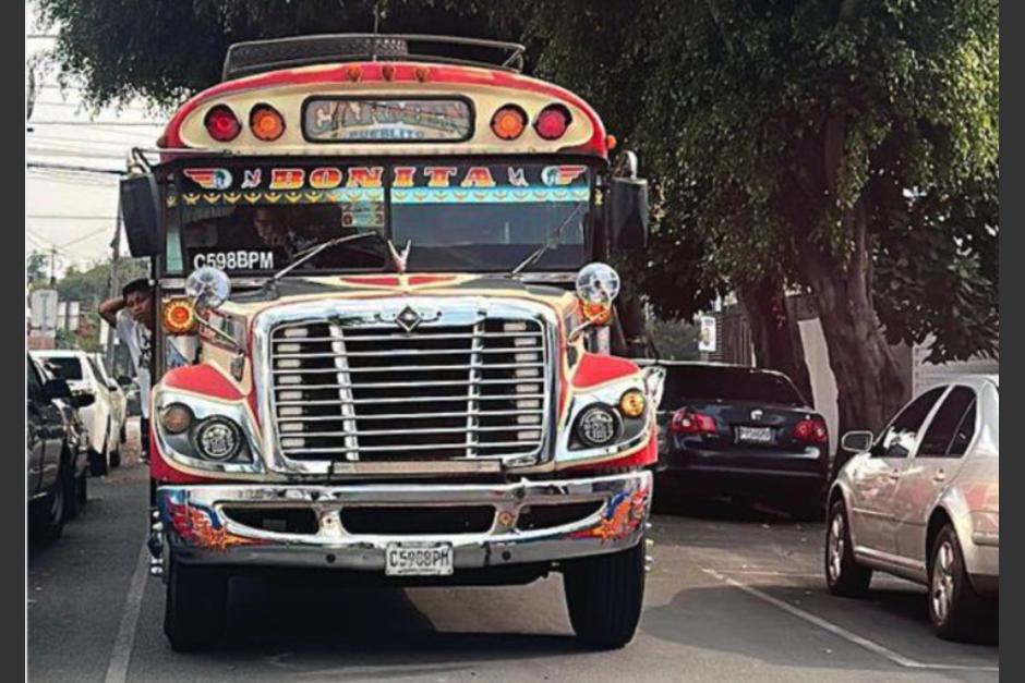 Un bus extraurbano fue captado en contra de la v&iacute;a en la zona 9. (Foto: captura de pantalla)