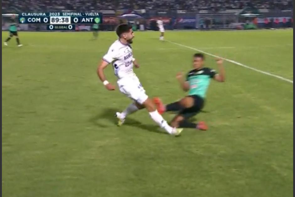 El defensor de los blancos qued&oacute; lastimado tras la entrada. (Captura Video)