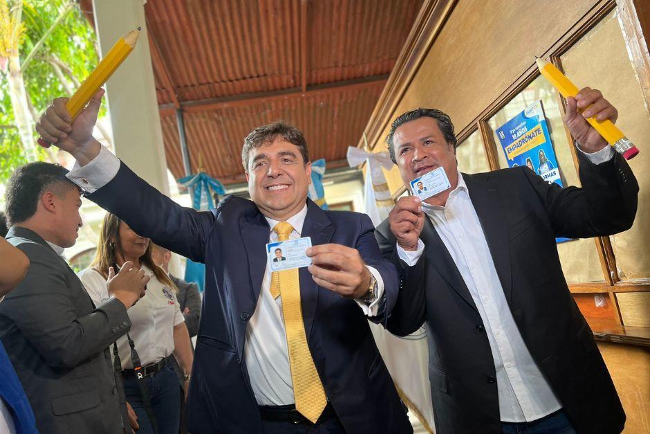 El 21 de marzo, el binomio de Prosperidad Ciudadana, compuesto por Carlos Pineda y Efraín Orozco, recibieron sus credenciales como candidatos. (Foto: Archivo/Soy502)