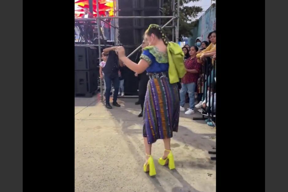 Un nuevo video de una mujer bailando Marimba Orquesta se ha viralizado. (Foto: captura de pantalla)
