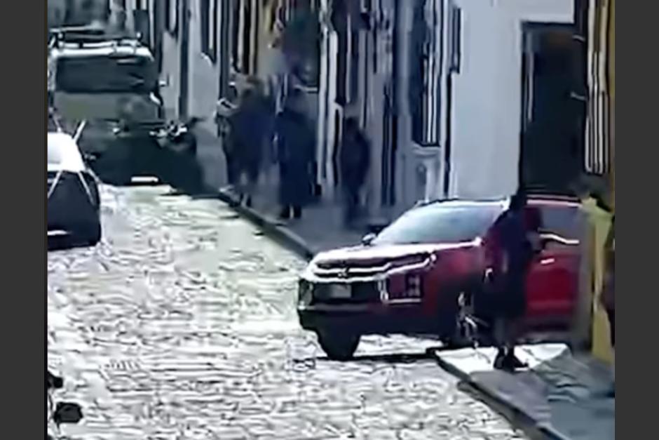 El sistema de cámaras de Antigua Guatemala captó el momento en que ocurrió un asalto en contra de extranjeras. (Foto: captura de video)