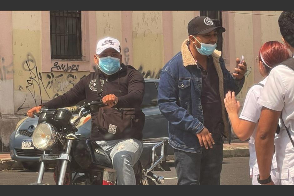 Estudiantes de odontolog&iacute;a de la Usac fueron asaltados por dos hombres y el hecho qued&oacute; capturado en video. (Foto: redes sociales)