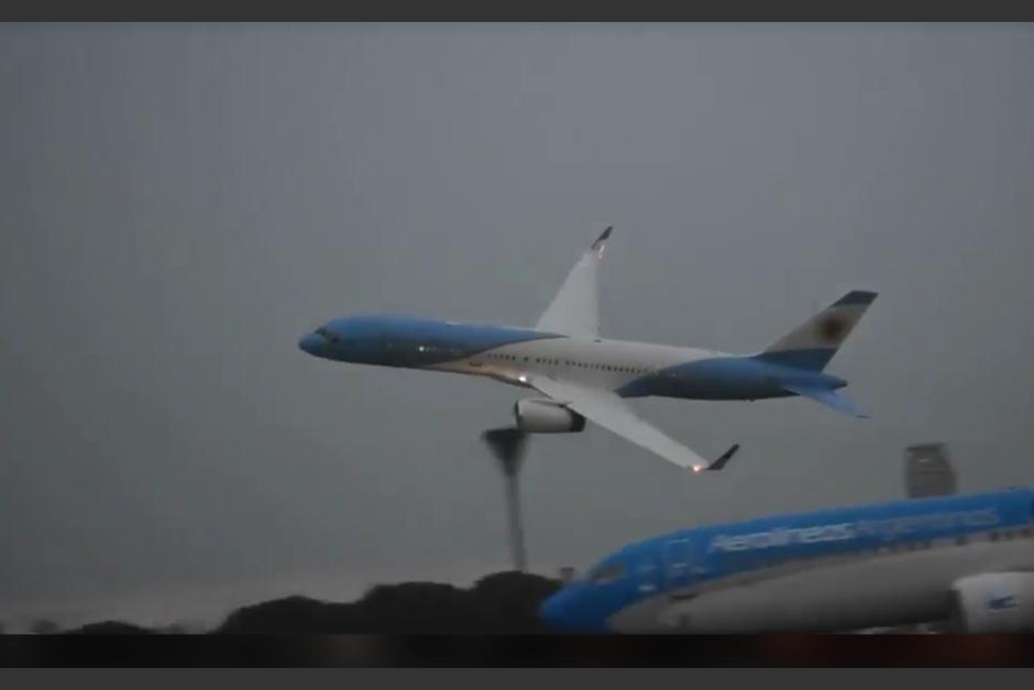 Pol&eacute;mica provoc&oacute; la arriesgada maniobra del piloto de un avi&oacute;n presidencial. (Foto: captura de pantalla)&nbsp;