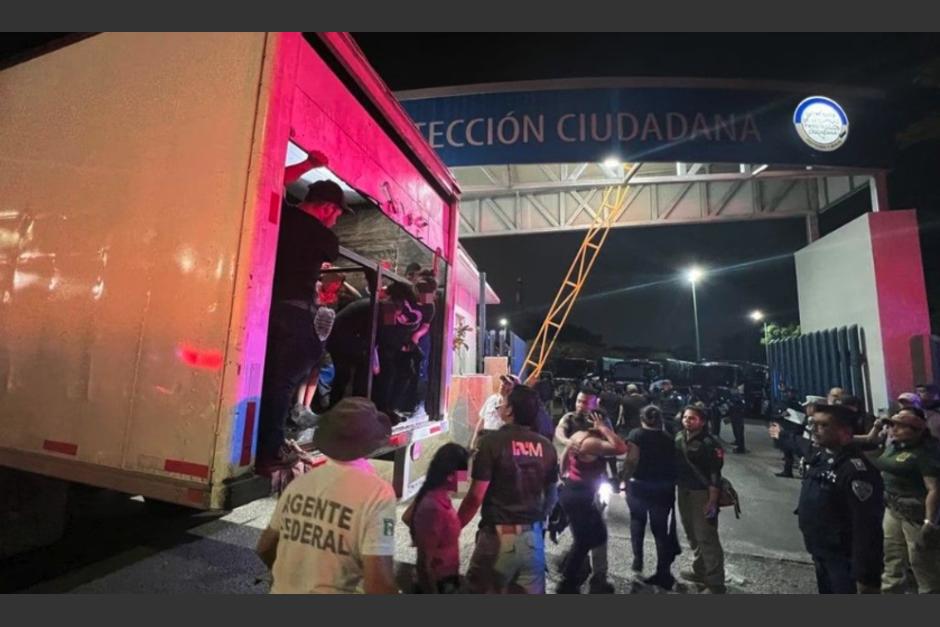 Los migrantes viajaban dentro de un cami&oacute;n. (Foto: Milenio)