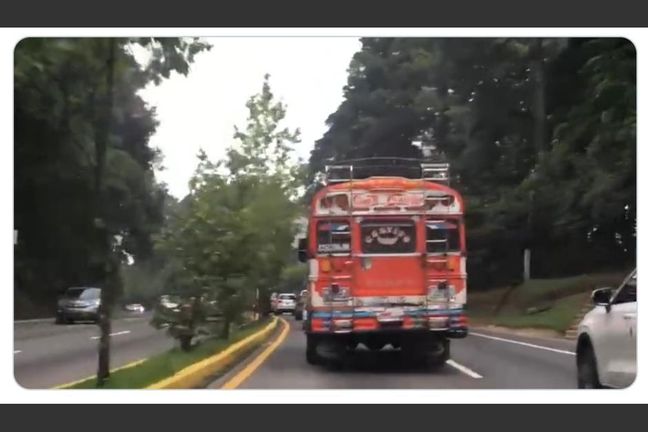 Las peligrosas maniobras del conductor de un autobús quedaron captadas en video. (Foto: captura de pantalla)