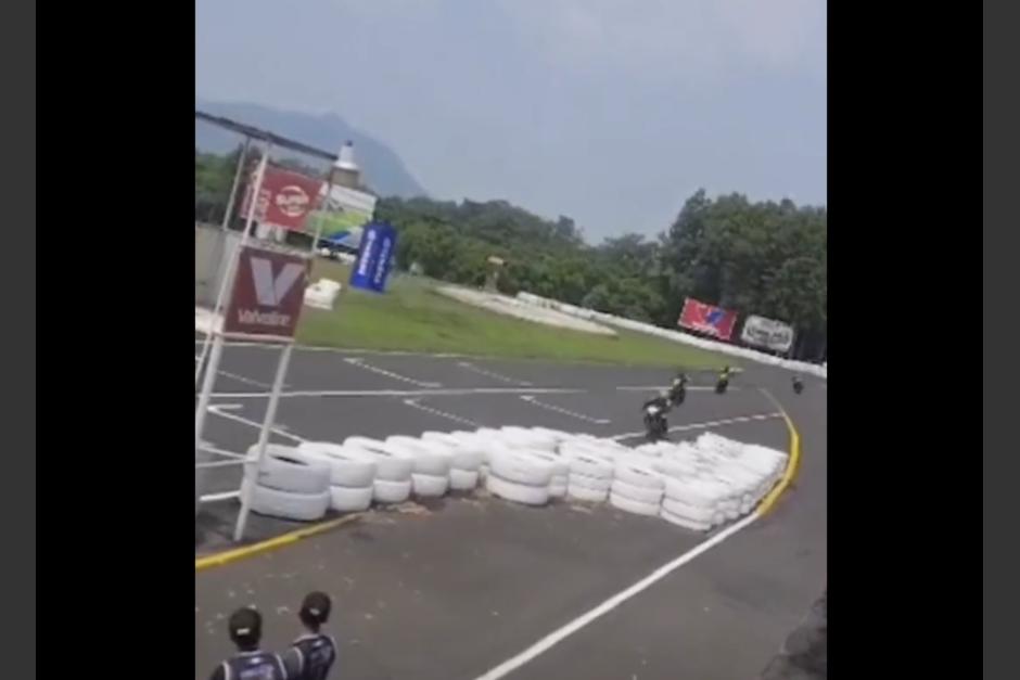 Un fuerte accidente se registró durante una competencia de motocross en Escuintla. (Foto: captura de pantalla)&nbsp;
