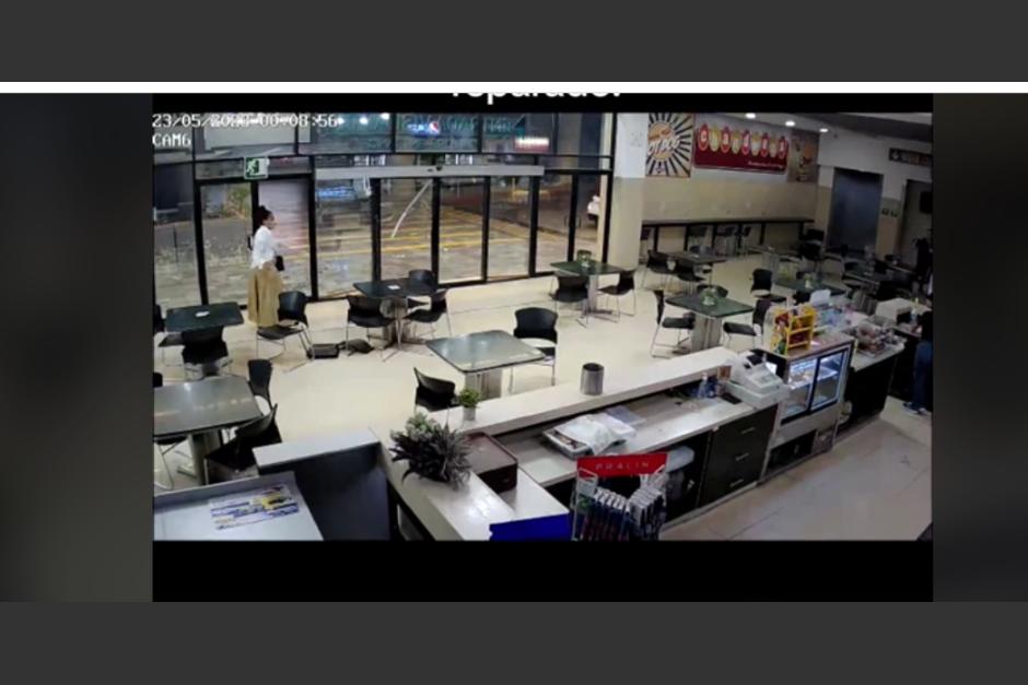 Mujer fue captada mientras destruía una puerta de vidrio en el aeropuerto La Aurora. (Foto: captura de pantalla)&nbsp;