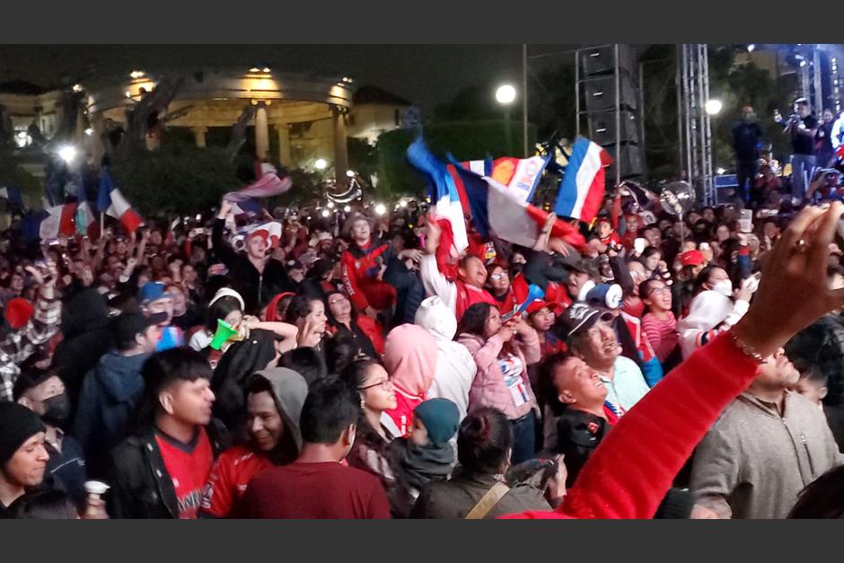 Un ni&ntilde;o de la porra de Xelaj&uacute; se ha hecho viral durante la &uacute;ltima etapa del campeonato nacional. (Foto: Stereo100)