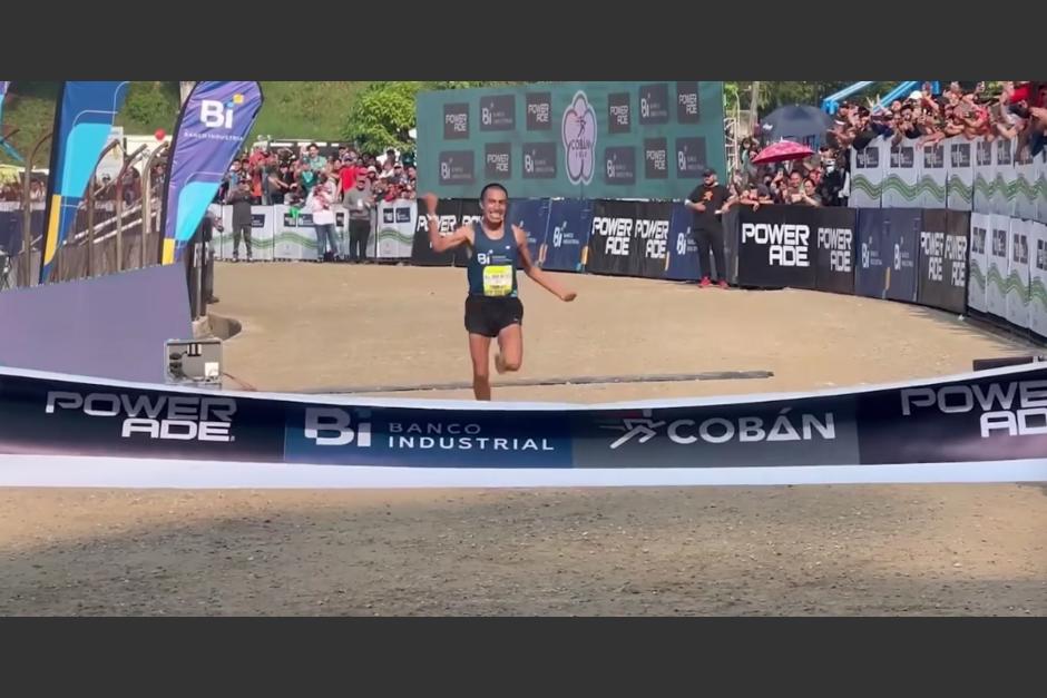 As&iacute; fue como el atleta guatemalteco Alberto Gonz&aacute;lez logr&oacute; ganar el primer lugar en el Medio Marat&oacute;n de Cob&aacute;n. (Foto: captura de video/NY Noticias)