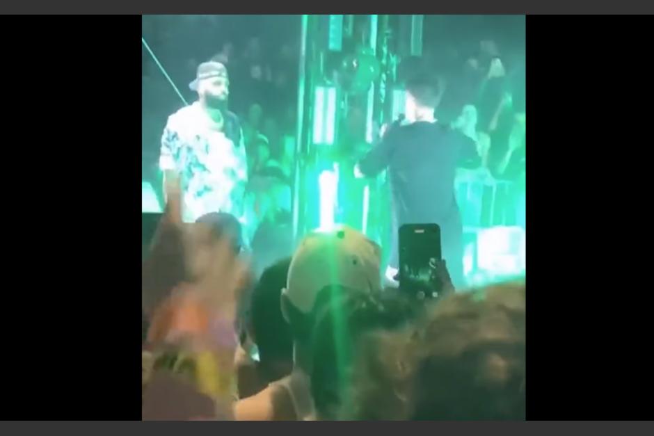 El fanático de Eladio Carrión lo vomitó en pleno concierto, luego de que lo invitó a subir al escenario. (Foto: captura de pantalla)&nbsp;