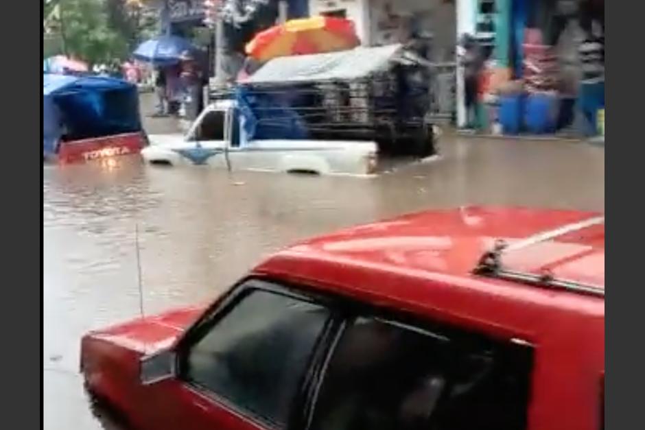 Varios veh&iacute;culos quedaron varados en medio de las inundaciones en Salcaj&aacute;, Quetzaltenango. (Foto: captura de video)
