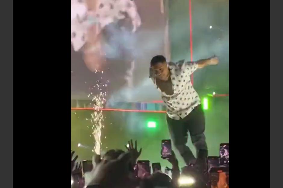 Eduin Caz cay&oacute; en el suelo tras lanzarse del escenario y su p&uacute;blico no lo atrap&oacute;. (Foto: captura de pantalla)&nbsp;