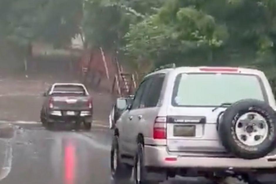 Una camioneta agr&iacute;cola fue arrastrada por la corriente en Nicaragua. El piloto fue encontrado sin vida horas despu&eacute;s. (Foto: captura video)&nbsp;&nbsp;