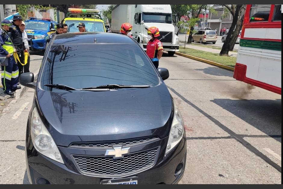 Identifican al conductor de un veh&iacute;culo que fue atacado a balazos en medio del tr&aacute;nsito, al final de la Avenida Petapa. (Foto: Bomberos Municipales)