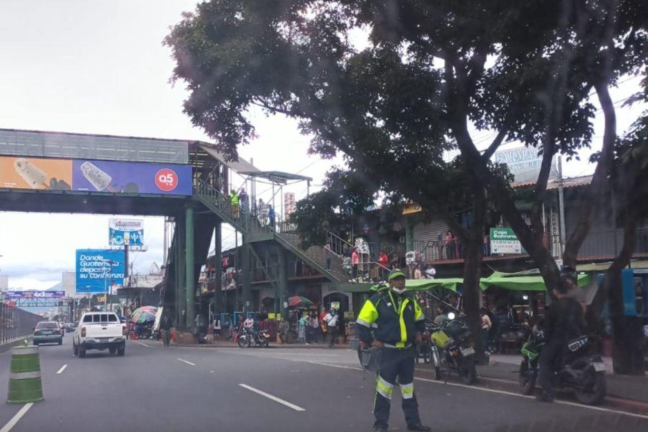 Operativos de la PMT de Guatemala mantienen el tránsito lento en bulevar Liberación en conexión a El Trébol y Aguilar Batres. (Foto: Gustavo E. Méndez/Soy502)&nbsp;