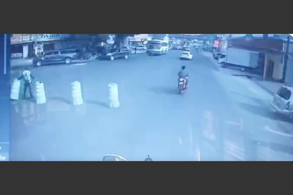 Un video mostró el fuerte choque que protagonizó un motorista en Villa Nueva. (Foto: captura de pantalla)