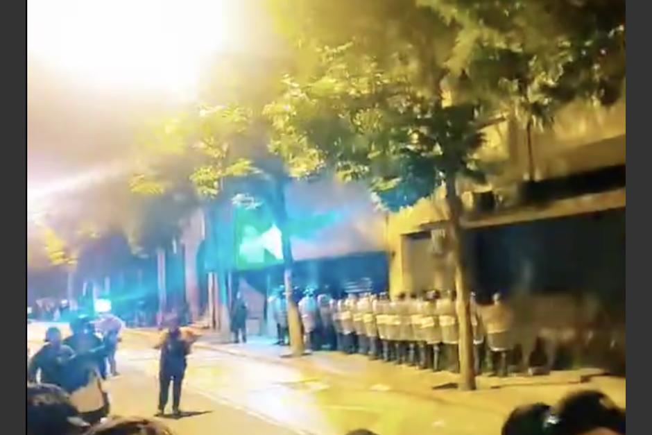 Se registran disturbios en las afueras del Congreso de la República. (Foto: captura de video/Tiktok)