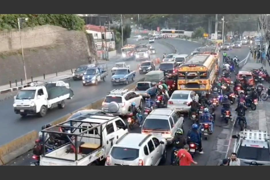 La PMT de Villa Nueva reportó complicaciones en el tránsito para esta mañana de viernes 17 de noviembre. (Foto: captura de pantalla)&nbsp;