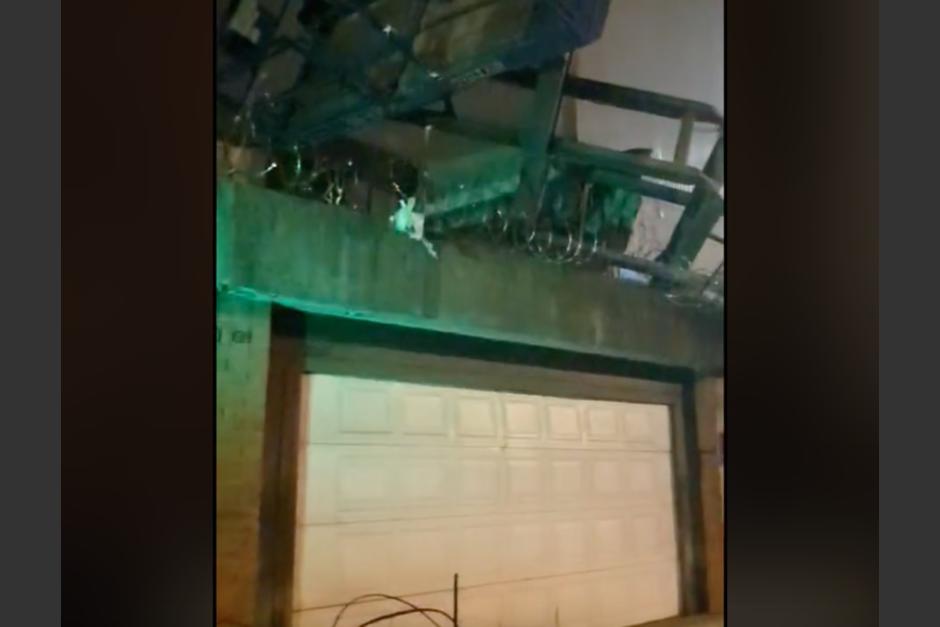 El cajón de una grúa cayó sobre una residencia en zona 10, aplastó el techo y dejó 2 personas lesionadas. (Foto: captura de pantalla)&nbsp;