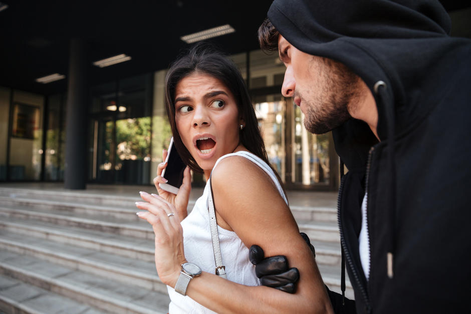 Una pareja arrebató el celular a una mujer, pero un conductor se dio cuenta y así intervino. (Foto: Shutterstock)