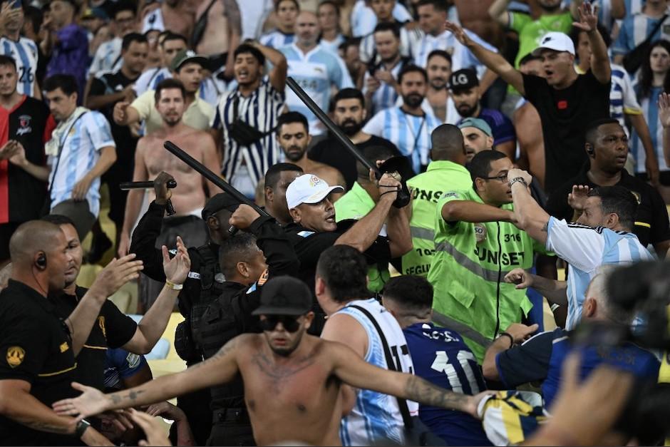 Argentina y Brasil se enfrentan a golpes. (Foto: AFP)&nbsp;
