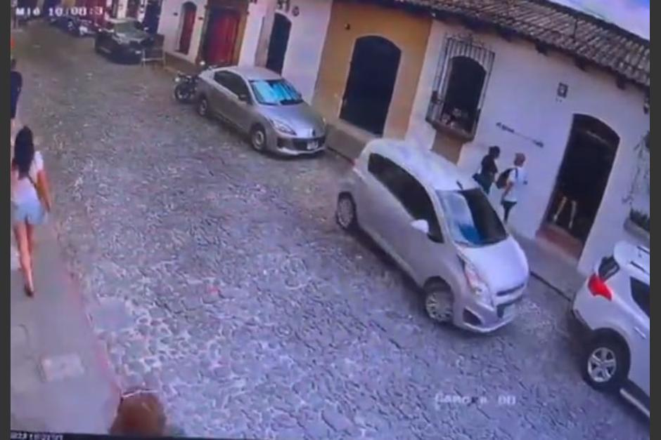 Un vehículo tuvo dificultad para estacionarse en un sector de la Antigua y todo quedó grabado en video. (Foto: captura de video)