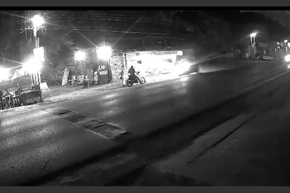 Un motorista fue arrollado por un conductor descontrolado, el momento dramático quedó grabado en video.&nbsp; (Foto: captura de pantalla)