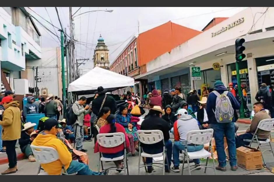 Durante la tarde del martes 21 de noviembre se estableci&oacute; un plant&oacute;n en la 7ma. avenida y 9na. calle de la zona 1. (Foto: Soy502)