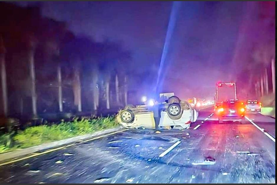 Un vehículo tipo camioneta y una patrulla de la PNC quedaron volcadas tras un extraño accidente de tránsito en la Autopista Palín-Escuintla. (Foto: redes sociales)&nbsp;