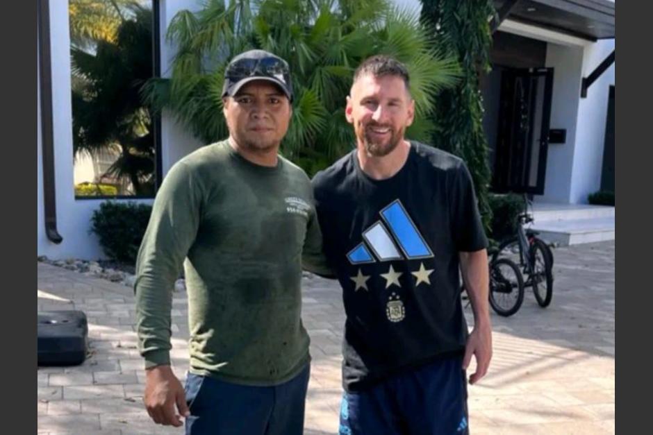 Un guatemalteco se hizo viral por compartir una fotografía que se tomó junto a Lionel Messi. (Foto: captura de video)