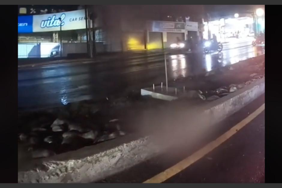En video quedó captada la brutal caída que sufrió un motorista en la Ciudad de Guatemala. (Foto: captura de pantalla)&nbsp;