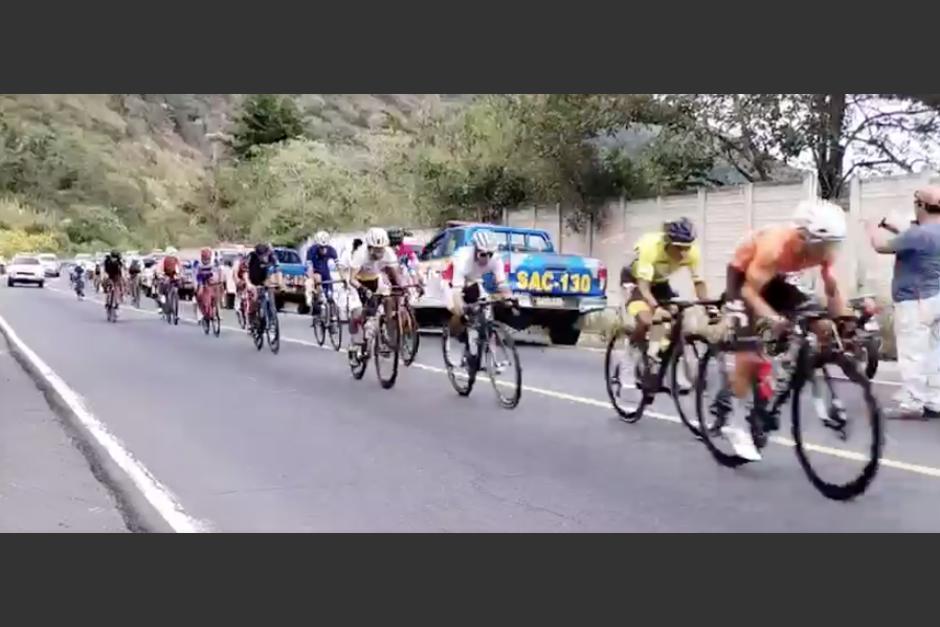 Los deportistas tuvieron que pasar en la ruta donde ocurría el tiroteo en dirección a Antigua Guatemala. (Foto: captura de pantalla)