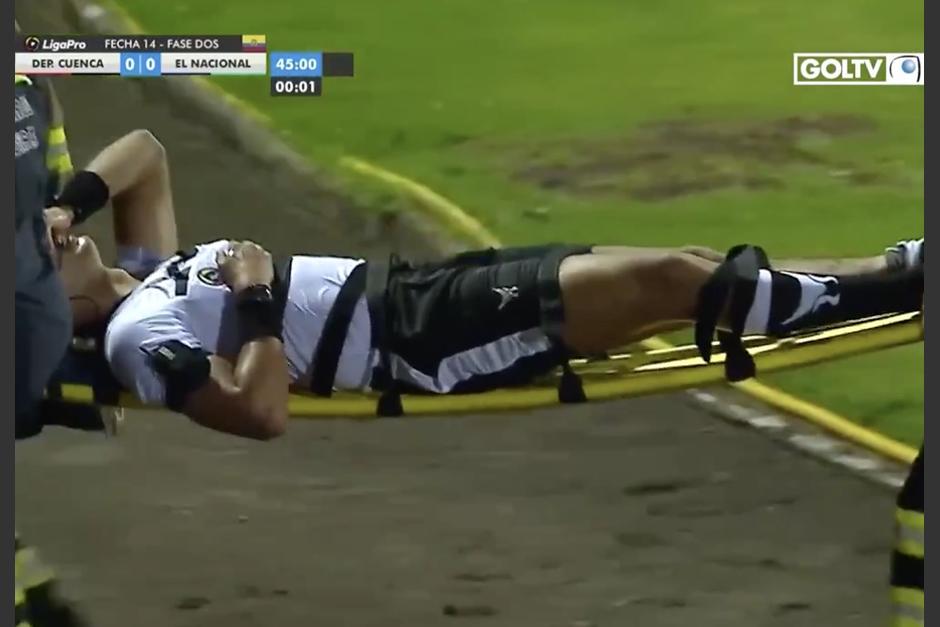 El árbitro ecuatoriano, Robert Cabrera, se lesionó en pleno partido y tuvo que ser retirado en camilla. (Foto: GolTV)