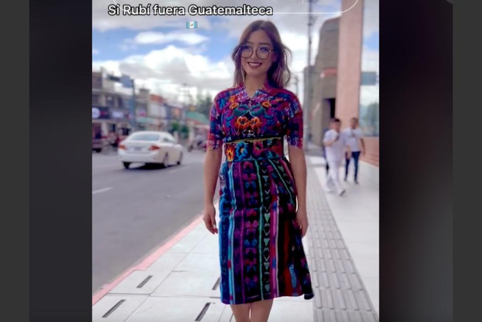 Edna Chacón es una joven guatemalteca que ha conquistado a los usuarios de redes sociales con sus impresionantes trajes típicos. (Foto: captura de pantalla)&nbsp;