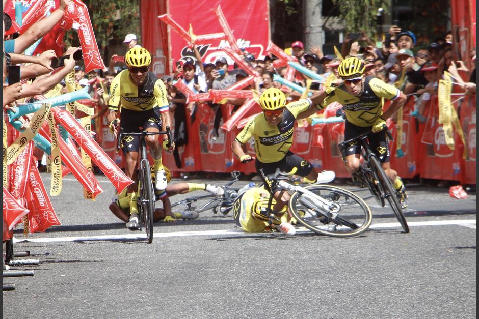 Cuatro ciclistas intentaron pasar la meta juntos pero se accidentaron. (Foto: FGC)