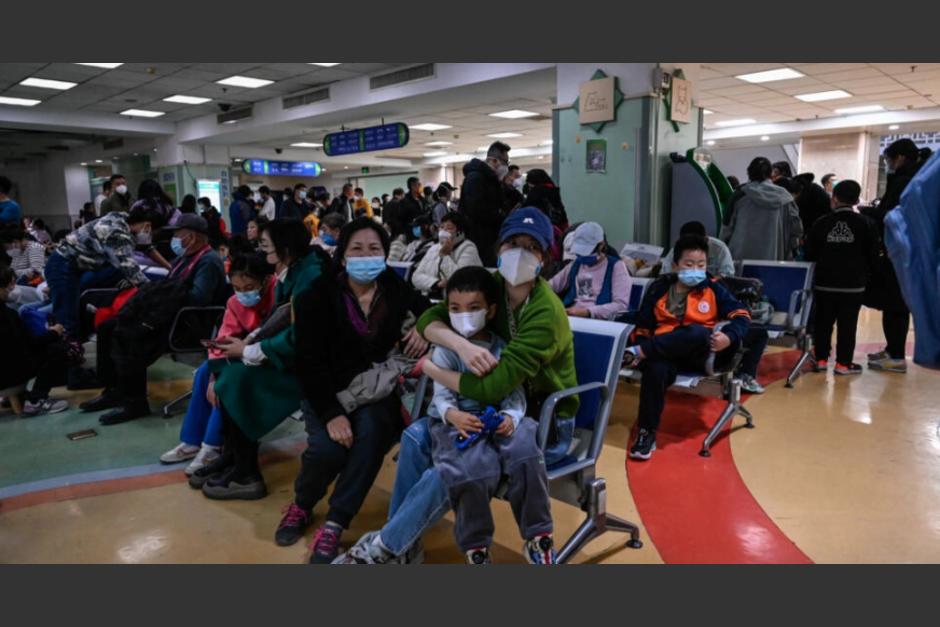 Pacientes en la sala de espera de un hospital en Pekín. (Foto: AFP)