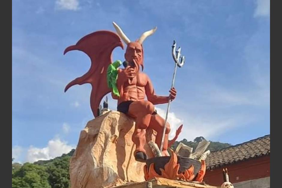 El Diablo de la Antigua Guatemala ya fue instalado, como es tradición cada año. (Foto: redes sociales)