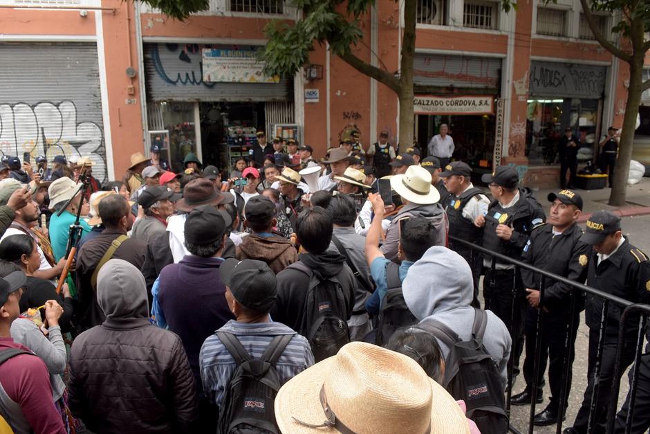 Frente a elementos de la PNC, supuestos comerciantes externaron su descontento a manifestantes. (Foto. Soy502)