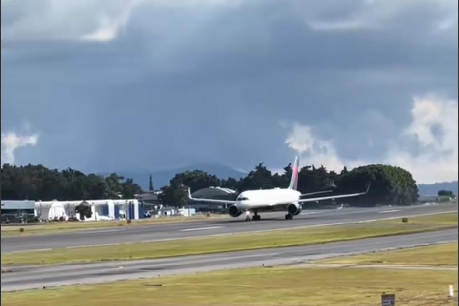 Un avión delta se hizo viral en redes sociales tras ser captado en pleno despegue. (Foto: captura de video)