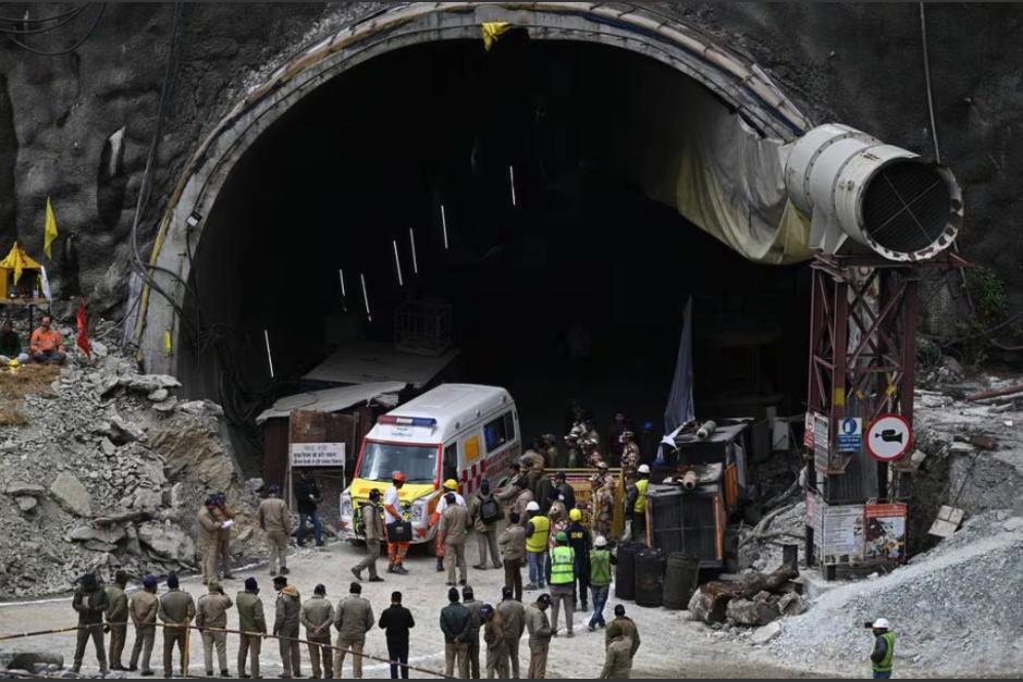 Obreros fueron rescatados después de permanecer&nbsp;17 días atrapados en un túnel. (Foto: AFP)