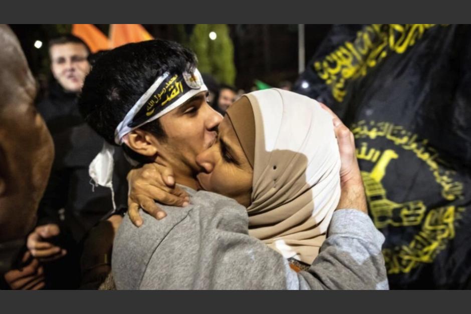 Un preso palestino abraza a una conocida tras salir de una cárcel israelí por el intercambio con rehenes israelíes capturados. (Foto: AFP)