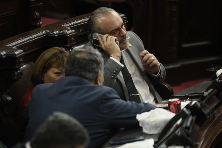 El diputado Estuardo Vargas fue sorprendido mientras fumaba un cigarrillo electrónico. (Foto: Wilder López/Soy502)