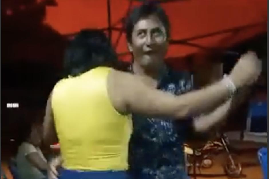 Un hombre murió de manera repentina mientras bailaba en una fiesta en Perú. (Foto: captura de video)