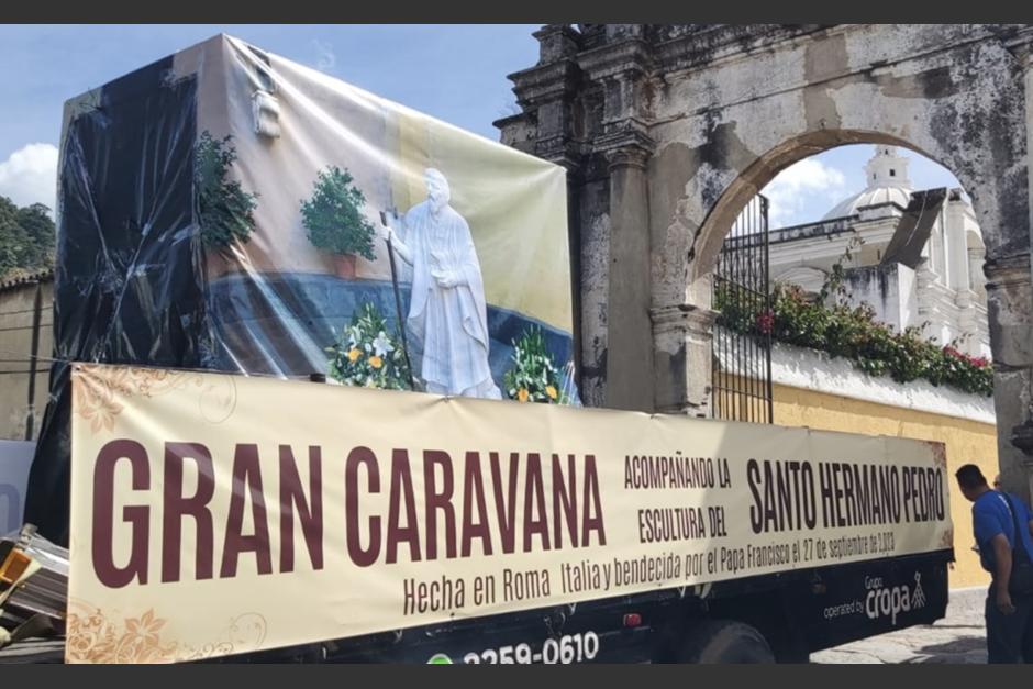 La imagen del hermano Pedro bendecida por el papa Francisco llegó a Antigua Guatemala. (Foto: GALA)