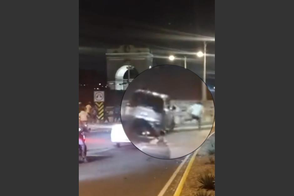 El piloto de una camioneta agrícola trató de arrollar en varios puntos a manifestantes en Cayalá. (Foto: Soy502)