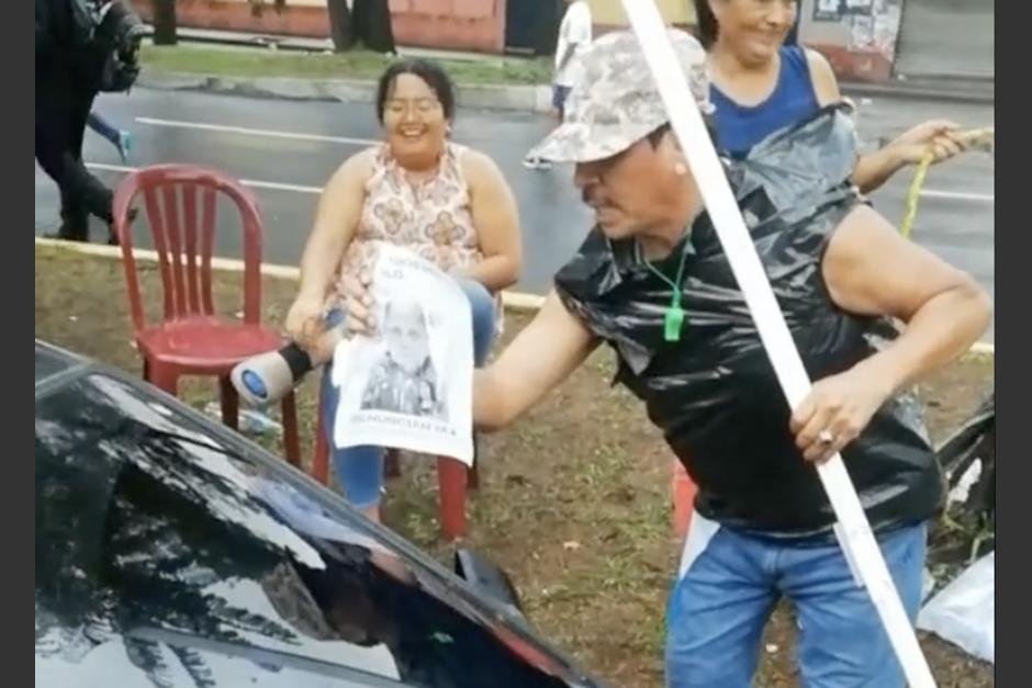 Manifestantes "buscan" a Consuelo Porras en cada vehículo que pasa por el lugar. (Foto: captura de video)