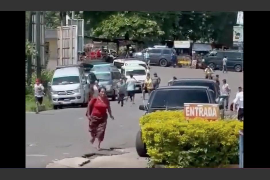Una intensa balacera en un bloqueo de manifestantes quedó grabada en video. (Foto: captura de pantalla)&nbsp;