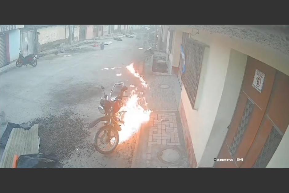 Captan a una persona robar gasolina e incendiar una motocicleta. (Foto: captura de video)
