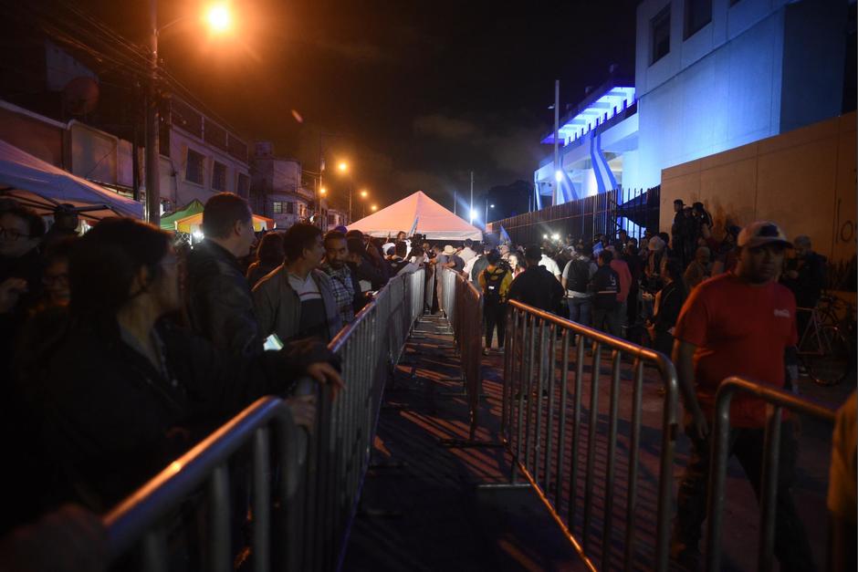 Los manifestantes continuarán en las afueras del MP, pero la PNC colocó vallas delimitadoras para permitir el acceso de las personas al edificio. (Foto: Wilder López/Soy502)